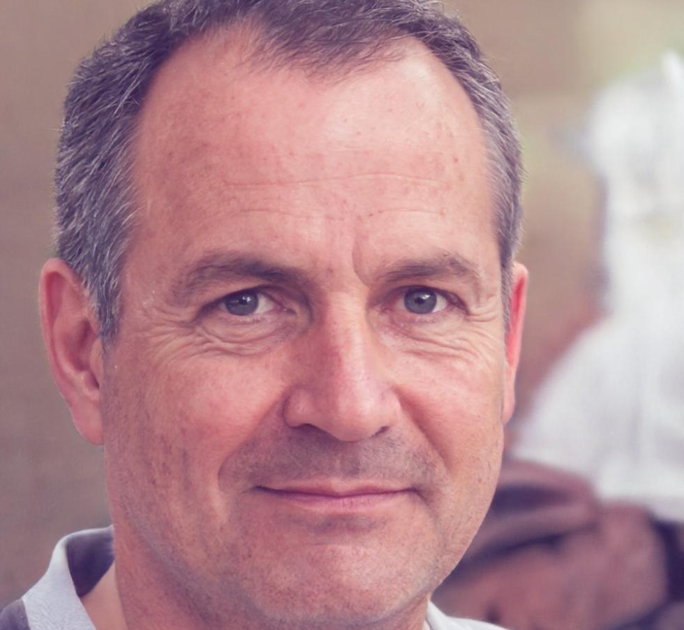 Portrait von Florian Weiß, Mitgründer von Enoraplexo