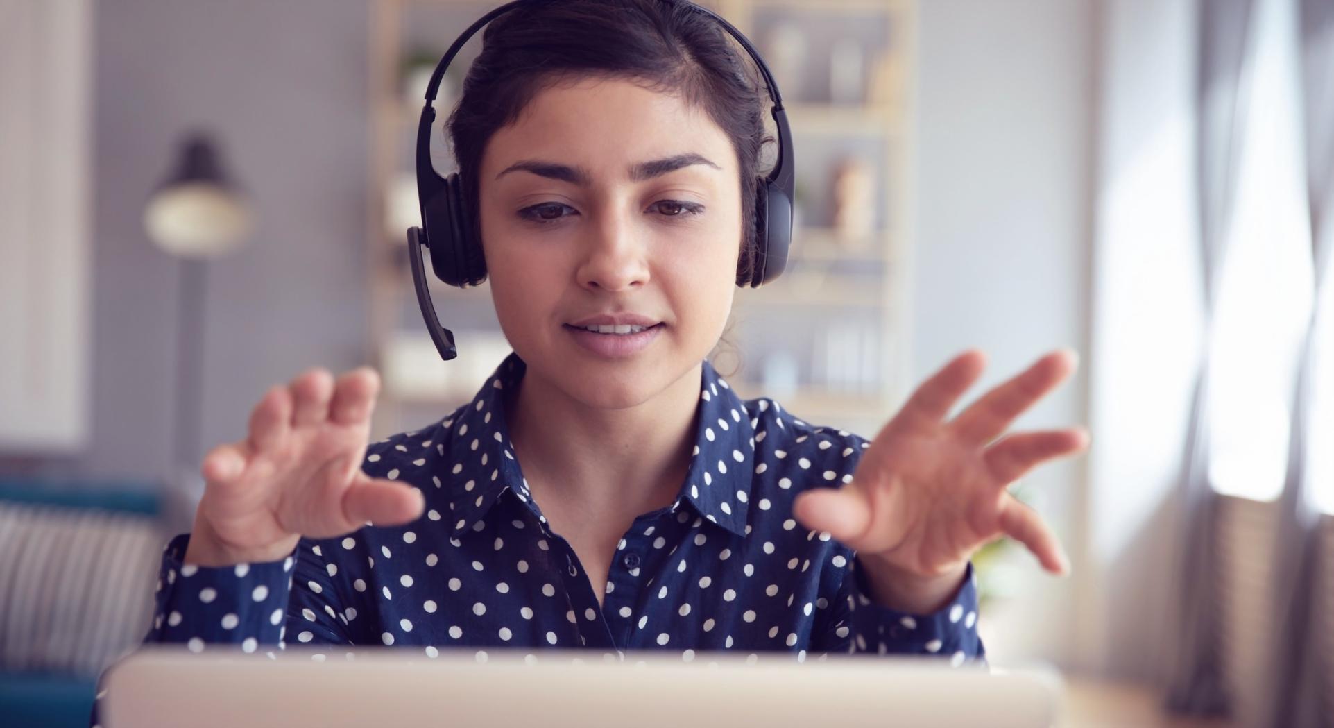 Person bei Reflexionsübung in ruhiger Umgebung