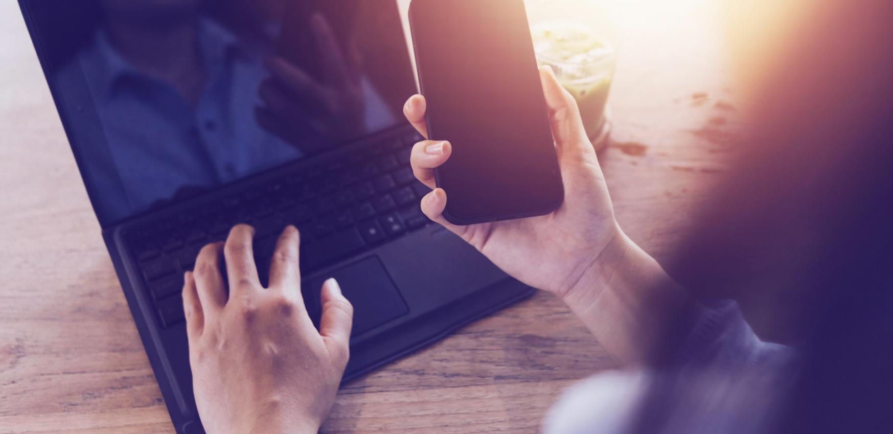 Eine Person sitzt allein in der Natur und reflektiert über ihre Lebenswerte